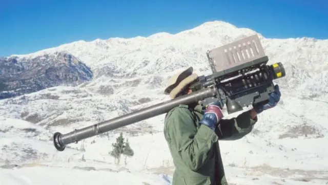 અમેરિકાના રાષ્ટ્રપતિ રોનાલ્ડ રીગને અફઘાનિસ્તાનમાં સોવિયેત સંઘના વિરોધીઓના હાથમાં પકડાવી દીધી સ્ટિંગ મિસાઇલ