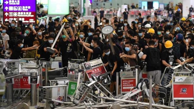 抗议者在香港机场制造路障