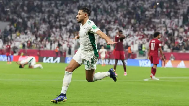 يوسف بلايلي محتفلا بتسجيله هدف الفوز على قطر 2-1