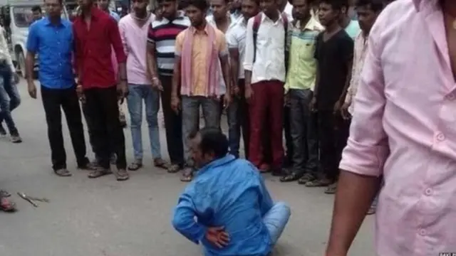 ਇੱਕ ਵਿਅਕਤੀ ਨੂੰ ਘੇਰੀ ਖੜ੍ਹੀ ਭੀੜ