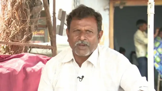 કનુ રાઠોડે મૃત ગાય ઉઠાવવાનું કામ બંધ કરીને ગામ છોડી દીધું છે હવે તે બૂટ પોલીશ કરીને રોજગારી મેળવે છે