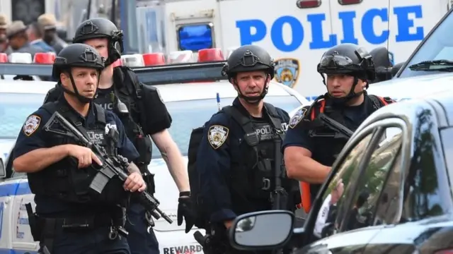 Agentes de la policía resguardan el lugar