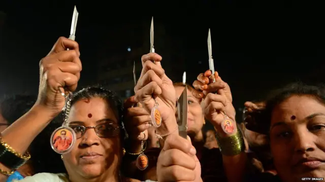 શિવસેના મહિલા કાર્યકરોની તસવીર