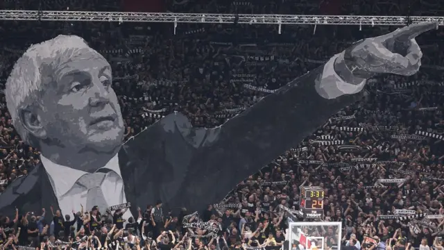 Koreografija navijača Partizana sa likom trenera Željka Obradovića