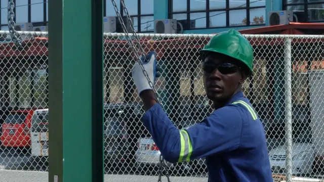 Um homem trabalha na indústria do petróleo na Guiana.