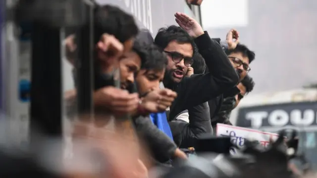 Polisi wamekuwa wakiwasindikiza wanafunzi kuingia kwenye mabasi yao ya shule