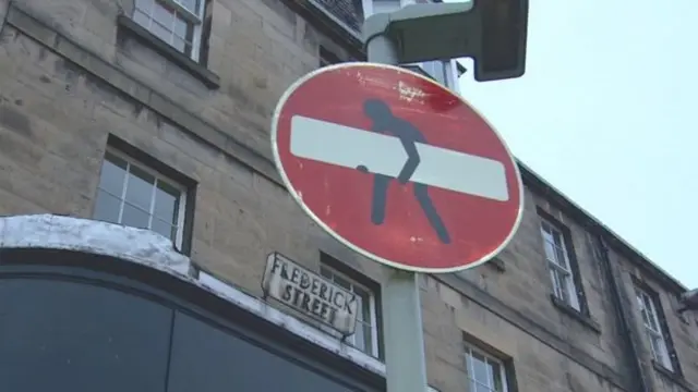 Знак СТОП із чоловічком