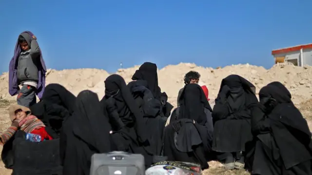 بسیاری از غیرنظامیان باقی مانده در واقع همسران و کودکان اعضای داعش هستند