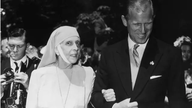 La princesa Alicia de Battenberg con su hijo Felipe, duque de Edimburgo