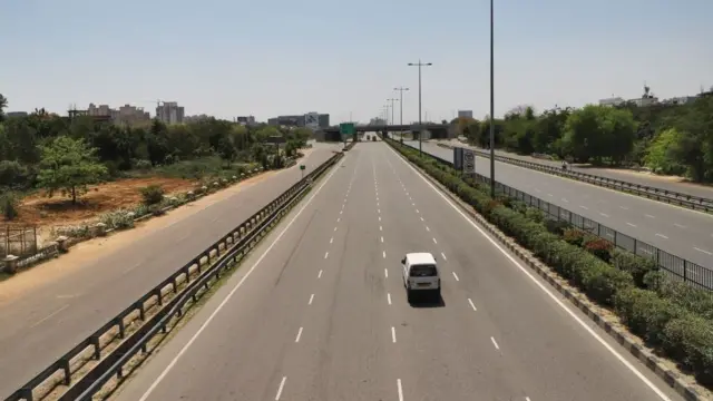 ખાલી હાઈવેની તસવીર