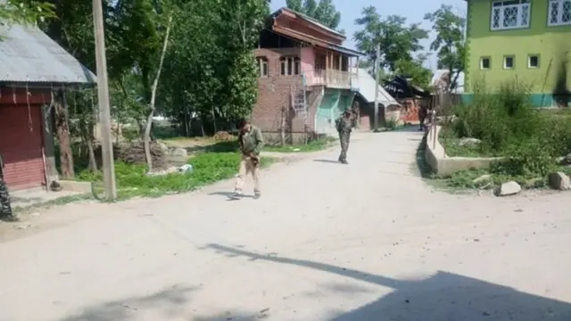 सुरक्षा दलांनी सगळे रस्ते बंद केले आहेत.