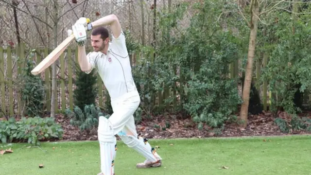 বাঁশের ব্যাট দিয়ে প্র্যাকটিস করছেন বেন টিঙ্কলার-ডেভিস।