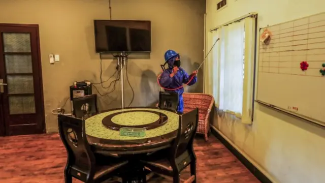 Petugas menyemprot rumah di Medan.