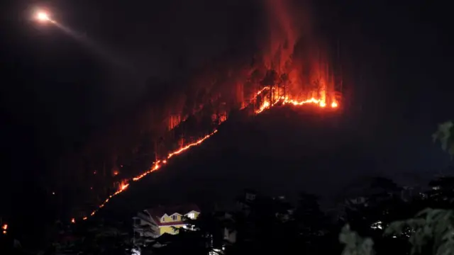 Такие пожары, как этот в индийском штате Химачал-Прадеш (июнь 2018 г.), можно будет отслеживать с воздушных шаров, чтобы подавлять в самом зародыше