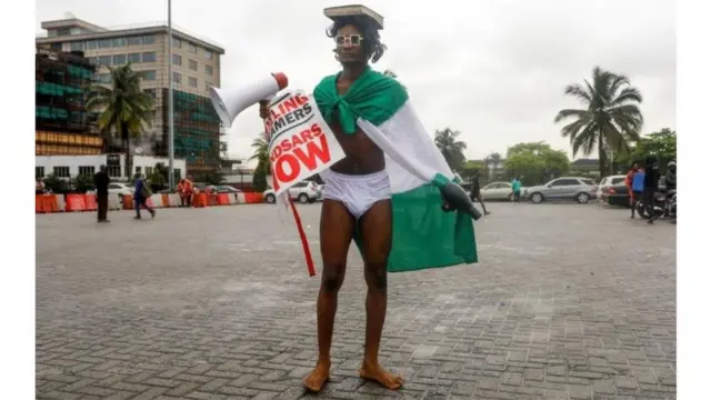Iminsi ibiri nyuma yaho, uyu mugabo wo muri Nigeria yungutse ubundi buryo bwo kwigaragambya burushaho gukwega isi ikamenya ibiri kubera iwabo.