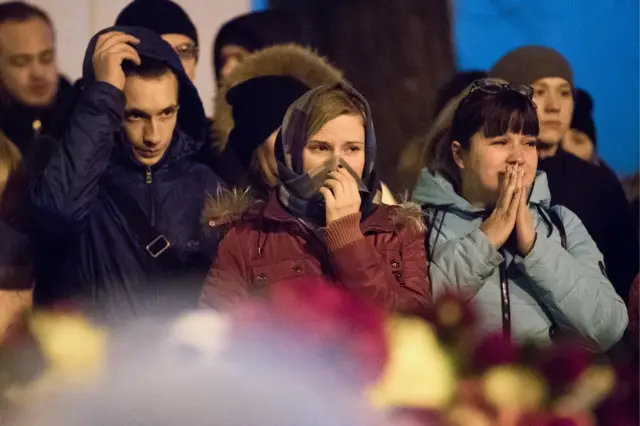 Люди у сгоревшего торгового центра "Зимняя вишня"