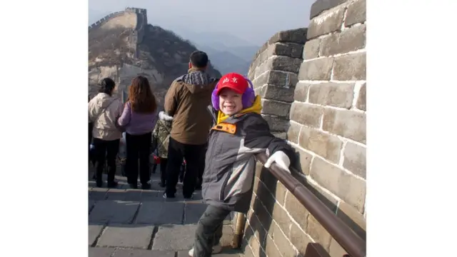 Gavin登上北京的万里长城。