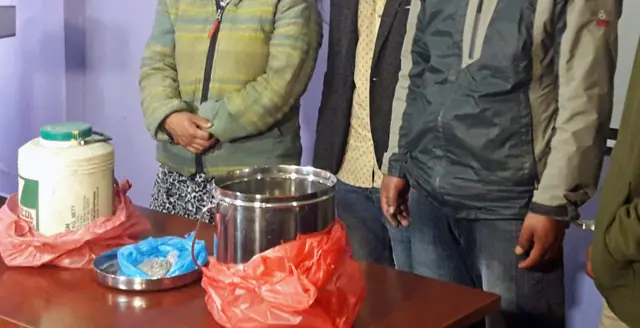 बौद्धबाट चार जनालाई युरेनीअम भनिएको वस्तुसहित समातिएको थियो