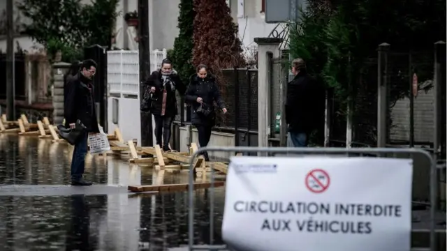 Пешеходы пробираются через затопленные улицы. Париж, 25 января 2018.