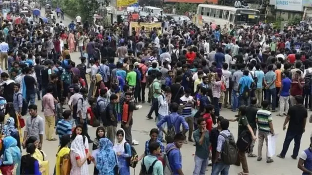 টিউশন ফি কমানোর দাবিতে আন্দোলন