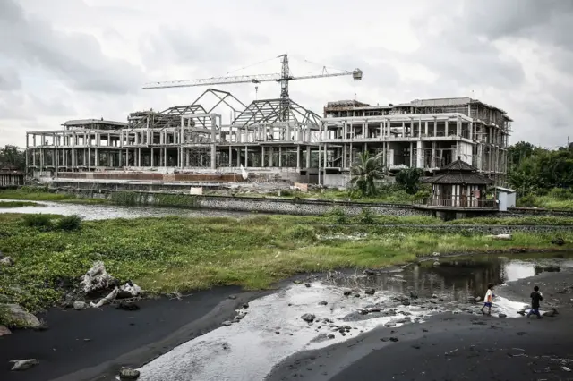 Sebuah tower crane berdiri di atas lokasi pembangunan hotel pada 27 Januari 2014 di Gianyar, Bali, Indonesia.