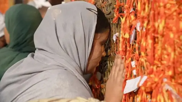 سمیرہ بتاتی ہیں کہ دوسری درگاہوں کے برعکس خواجہ کے مزار کے اندرونی حصے میں بھی خواتین کو جانے کی اجازت ہے