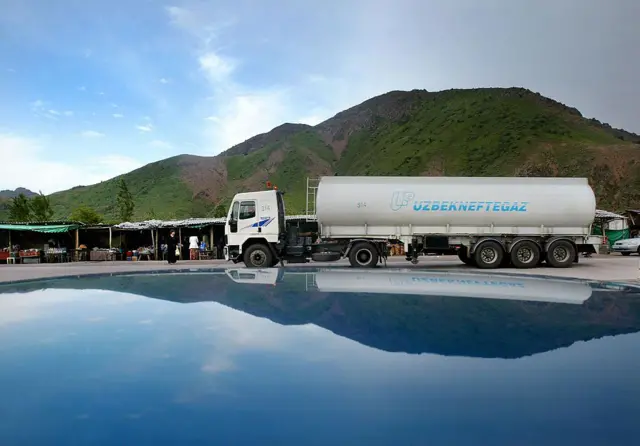 "Uzbekneftegaz"га тегишли газ ташувчи автотанкер. 2005-йил, Тошкент вилояти тоғли ҳудуди.