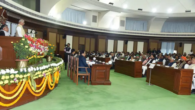 अवध बिहारी चौधरी को हटाने के लिए हुए वोटिंग के वक़्त सत्ता पक्ष के भी कई विधायक सदन नहीं पहुँचे थे.