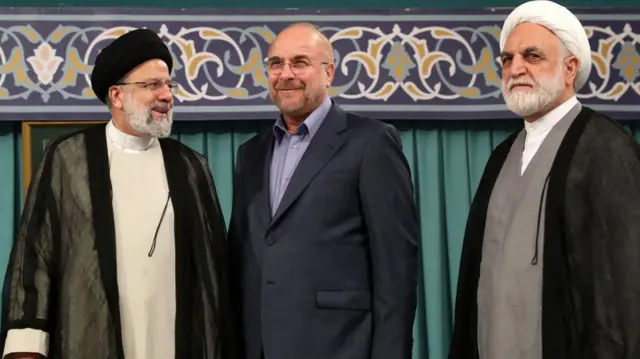 با مرگ ابراهیم رئیسی، محمد مخبر به عنوان معاون اول رئیس‌جمهور باید شورایی را با حضور غلامحسین محسنی‌اژه‌ای، رئیس قوه قضائیه (نفر اول از راست) و محمدباقر قلیبافف رئیس مجلس شورای اسلامی (نفر وسط) تشکیل دهد تا زمینه برگزاری انتخابات زودهنگام ریاست جمهوری را فراهم کنند