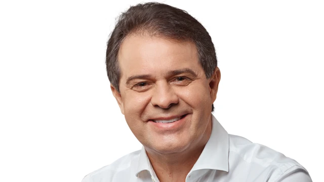 Evandro Leitão sorrindobet365 bilhetefoto aproximada com fundo branco