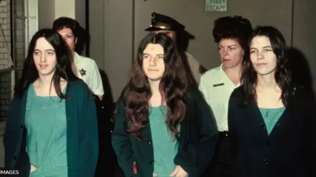 લેનો લાબિઆન્કાના હત્યામાં દોષિત ઠરાવવામાં આવેલાં લેસ્લી વેન હાઉટેન (જમણે) સૌથી નાની વયનાં મેન્સન સહાયક હતાં