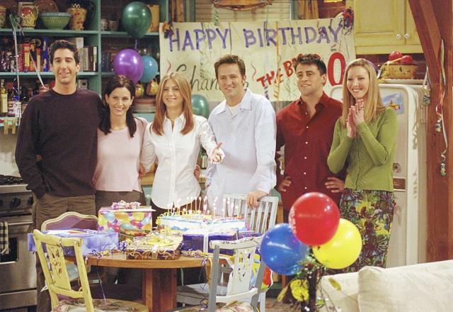 Elenco de 'Friends' em cena de festa de aniversário