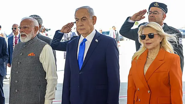 भारतीय प्रधानमंत्री नरेंद्र मोदी का स्वागत इसराइली पीएम बिन्यामिन नेतन्याहू ने इसराइल के बेन गुरियन अंतर्राष्ट्रीय हवाई अड्डे पर आयोजित स्वागत समारोह के दौरान किया.