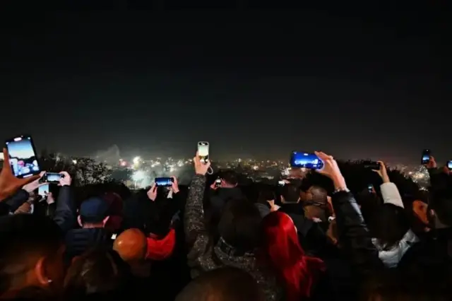 ਇਟਲੀ ਦੇ ਰੋਮ ਵਿੱਚ ਨਵੇਂ ਸਾਲ ਦਾ ਜਸ਼ਨ ਮਨਾਉਂਦੇ ਹੋਏ ਲੋਕ
