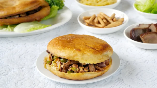Le hamberger est placé dans une assiette blanche