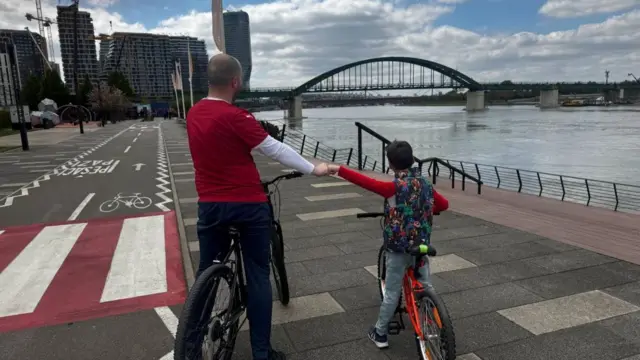 Marko Milutinović i Loknica na biciklima slikani s leđa