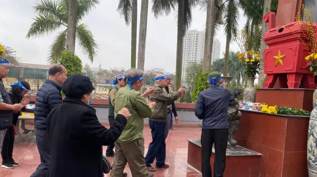 Người dân Hà Nội đã đến dâng hương tại Nghĩa trang liệt sĩ Thành phố để tưởng niệm 45 năm Chiến tranh Biên giới chống Trung Quốc
