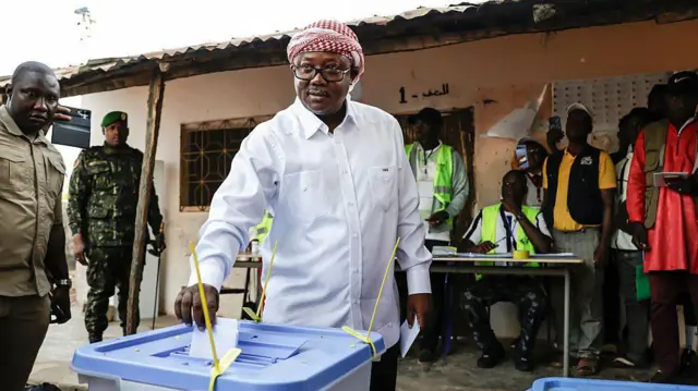 မဲပေးနေတဲ့ သမ္မတအမ်ဘာလို