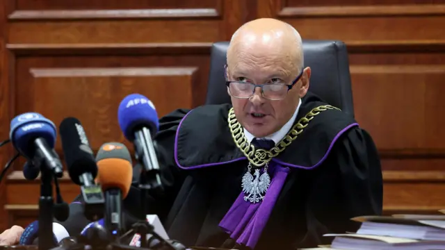 судья окружного суда Варшавы Дариуш Любовский в судейской мантии дает пресс-конференцию