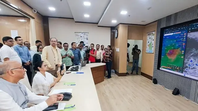 સચિવાલય ખાતે સ્થિતિની સમીક્ષા કરી રહેલાં મમતા બેનર્જી 