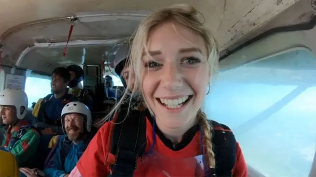 પૉપી માને છે કે તેનું સ્કાય ડાઈવિંગનું આ પ્રથમ સાહસ, તમે કોઈને તમારી સાથે થયેલા દુર્વ્યવહારની વાત કરો ત્યારે થતા ડરામણા અનુભવને પ્રતિબિંબિત કરે છે