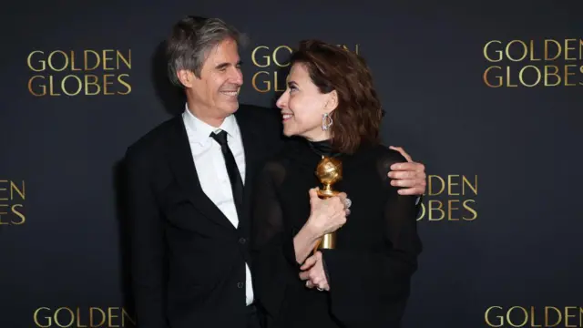 Walter Salles e Fernanda Torres após a premiação do Globo de Ouro 2025