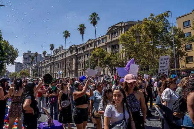 Mujeres en una manifestación del Día de la Mujer en Santiago de Chile