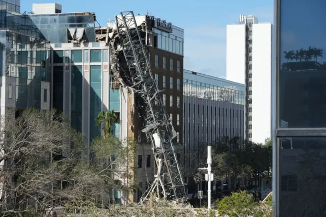 Una parte de un edificio derruido en San Peterburgo, luego de que le cayera una grúa.