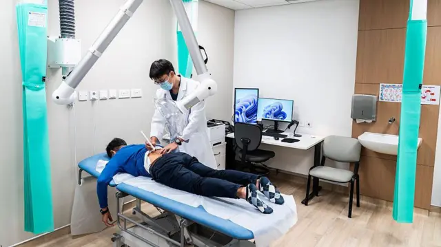 2025年12月9日,醫生在香港中醫醫院(CMHHK)進行艾灸治療。