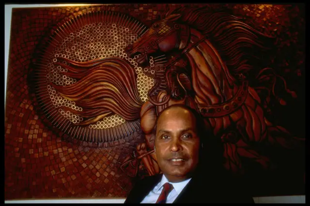 ધીરૂભાઈની મંજૂરી મળતા મુદ્રાએ રસના સ્વરૂપે સૌપહેલાં બહારની કંપનીનું કામ હાથમાં લીધું