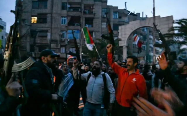 ሙዚቃ ተከፍቶ ነዋሪዎች እየደነሱ ነው።