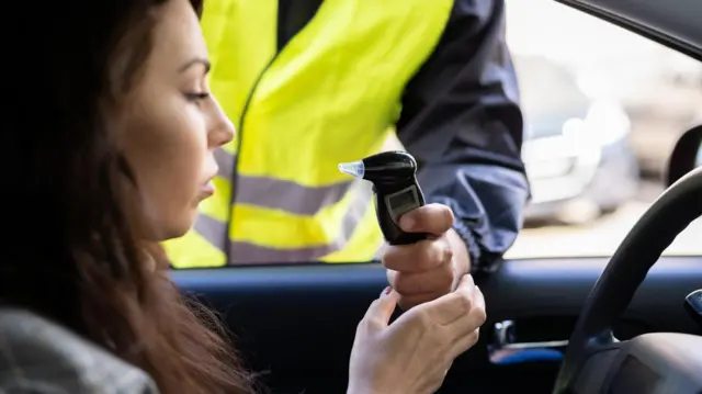 मादक पदार्थ सेवन गरे नगरेको जाँच गर्दै एक प्रहरी