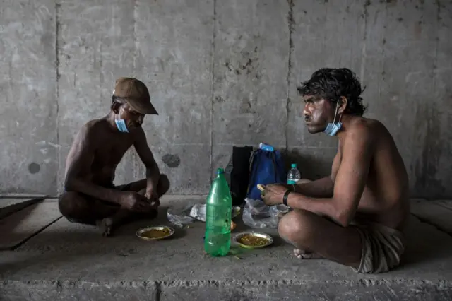 प्रत्यक्ष उतरून मल साफ करणे हे बंद झालं पाहिजे, असं जरी सांगितलं जात असलं तरी मॅनहोलमध्ये उतरण्याच्या आणि मृत्युमुखी पडण्याच्या घटना दरवर्षी होताना दिसतात. 