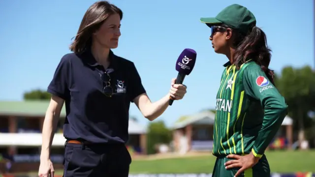 पाकिस्तान की युवा स्पिनर साईदा अरूब शाह (दाएं) अपनी टीम की हार के दौरान भी अपनी छाप छोड़ने में सफल रहीं.